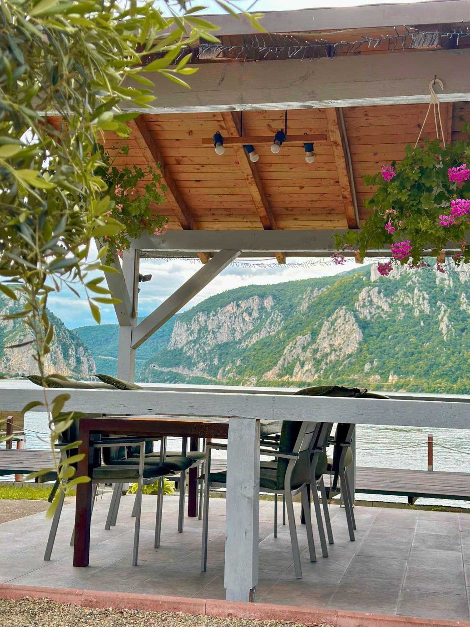 Escape Hotel Dubova Ngoại thất bức ảnh